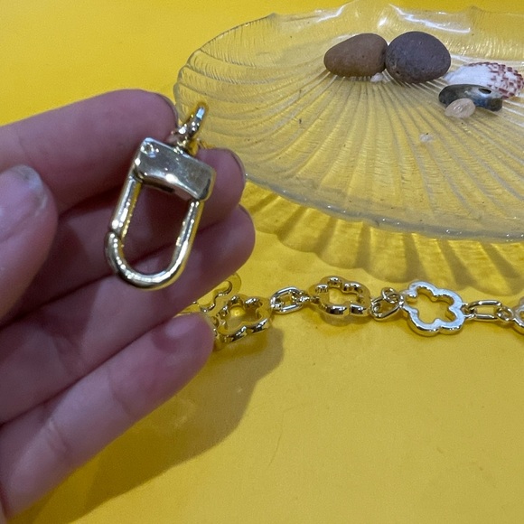 Gold Plated Flower Clutch Chain (10 in) - Picture 3 of 7